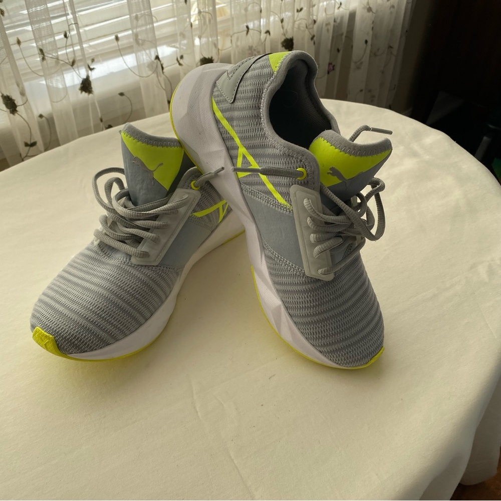 Women’s Puma Sneakers Size 7 like new gray